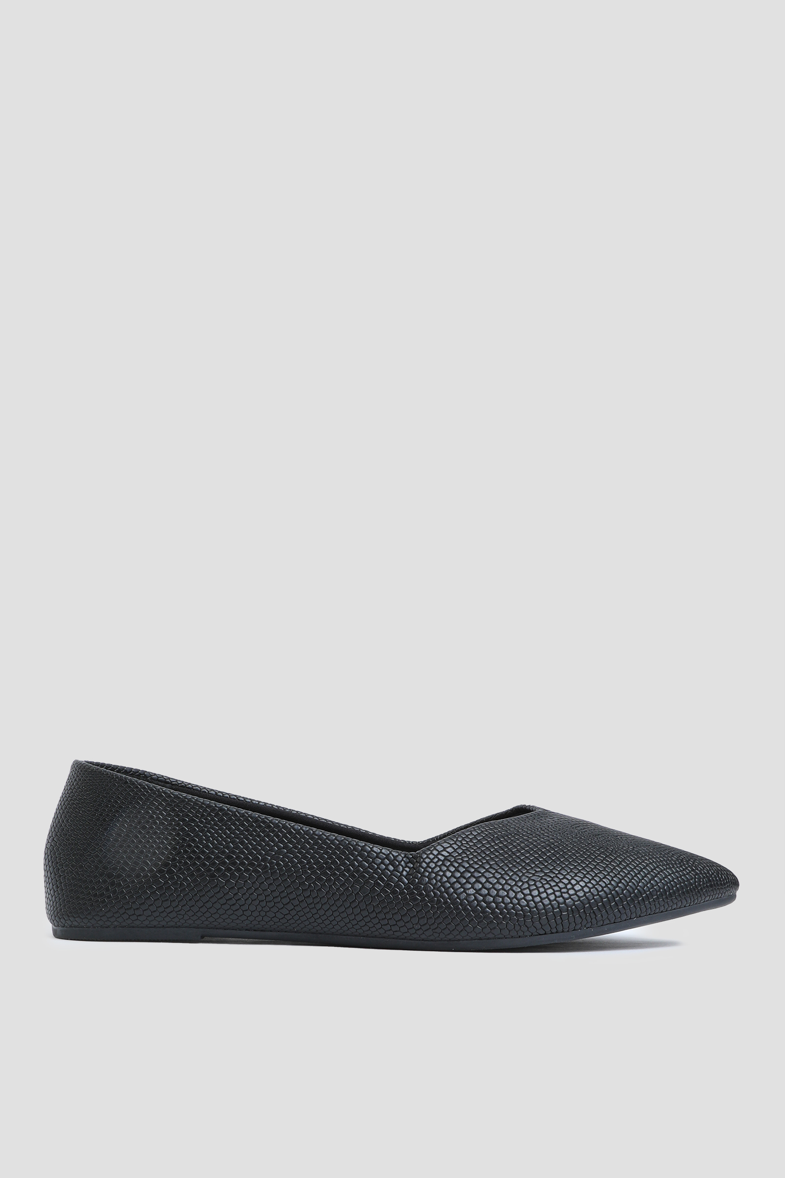 Ardene Classic Pointy Flats in | Size | Faux Leather/Rubber